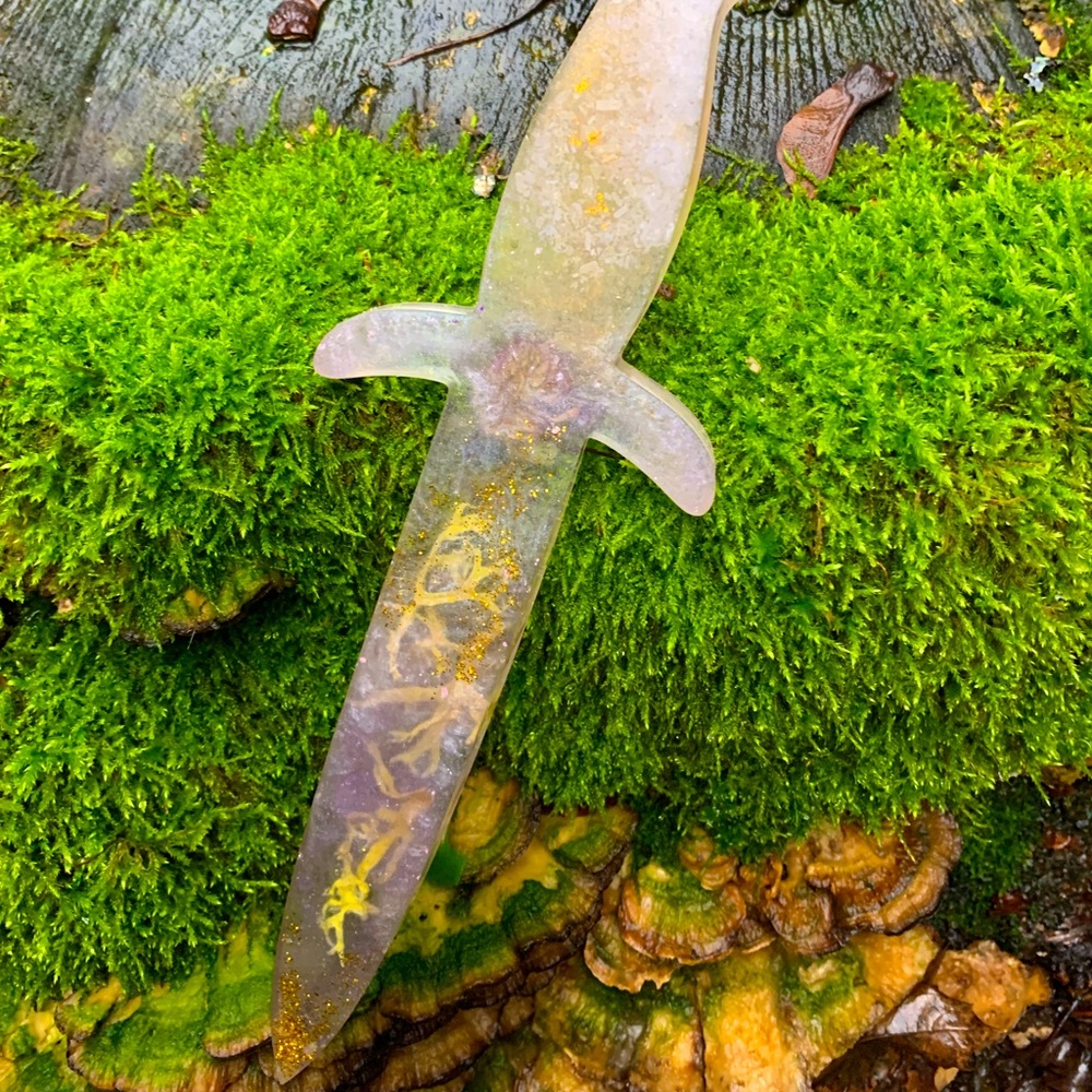Pink clover and lichen resin dagger wall hanging - Picture 2 of 12